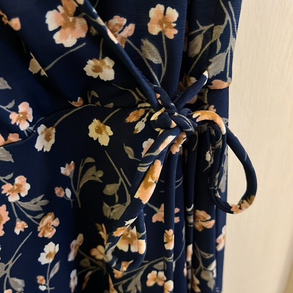 Kaileigh Blue and Pink Floral Dress (Women's M) - Picture 4 of 4